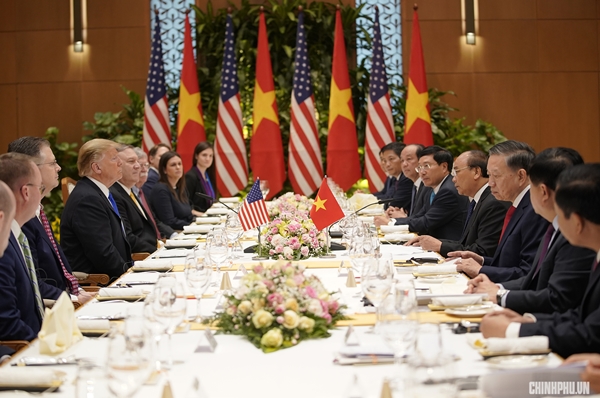 Thủ tướng Nguyễn Xuân Phúc đón Tổng thống Hoa Kỳ Donald Trump - Hình 7