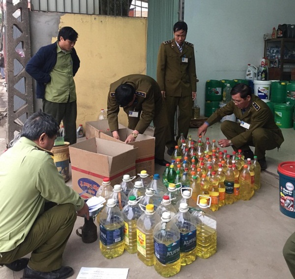 Tiếp vụ Hoài Đức: Thu giữ gần 200 lít xăng không rõ nguồn gốc tại cửa hàng xăng dầu tự phát