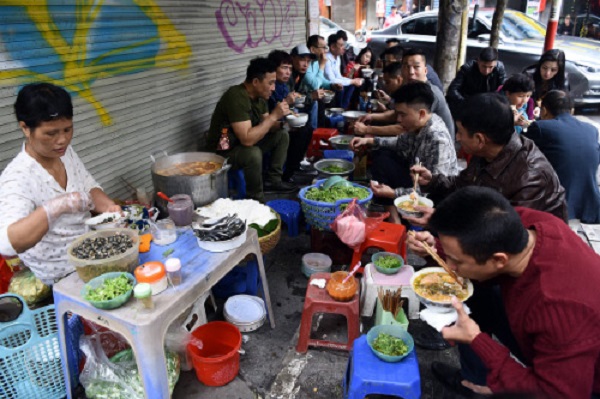 Hà Nội: Kiểm soát thức ăn đường phố thế nào?