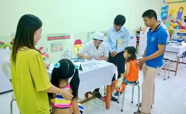 Hà Nội: Tăng cường công tác chủ động phòng chống bệnh Sởi và tổ chức tiêm vét vắc xin Sởi-Rubella - Hình 1