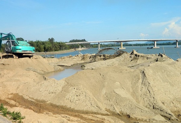 Hải quan Quảng Ninh: Chống buôn lậu, vận chuyển cát sỏi - Hình 1