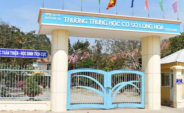 Xem xét kỷ luật giáo viên và hiệu trưởng vụ thầy giáo bị tố đánh học sinh vẹo cột sống