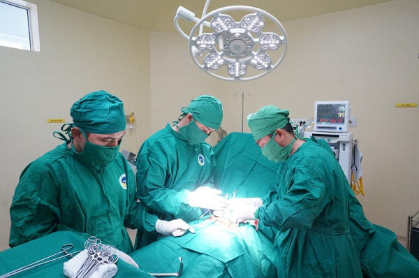 Bệnh viện Việt Đức lần đầu tiên phẫu thuật cắt u phổi không cần thở máy hỗ trợ - Hình 1
