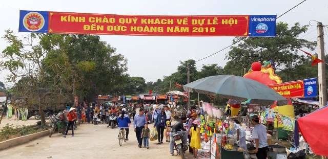 Nghệ An: Hàng nghìn du khách nườm nượp đổ về đền Đức Hoàng trẩy hội