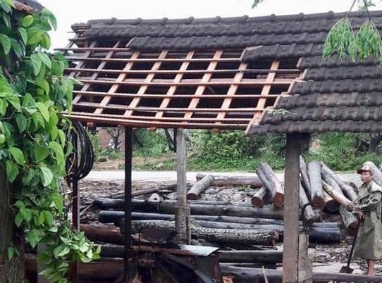 Lốc xoáy làm tốc mái nhiều nhà dân ở Nghệ An