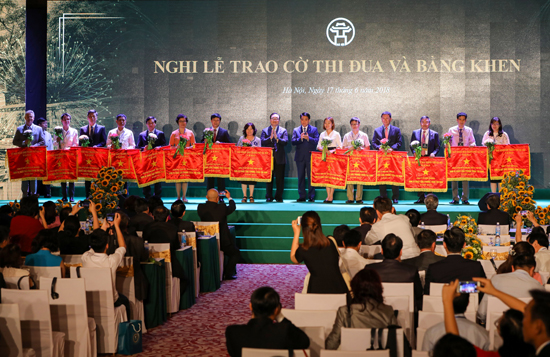 THACO nhận cờ thi đua của thành phố Hà Nội - Hình 2