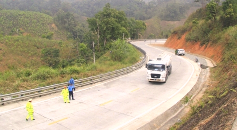 Kon Tum: Xây dựng bức tường “lốp cao su” hạn chế tai nạn giao thông khu vực đèo Lò Xo - Hình 1