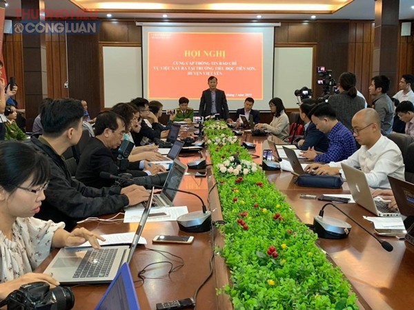 Bắc Giang: Tổ chức họp báo vụ thầy giáo nghi có hành vi sàm sỡ học sinh nữ - Hình 1