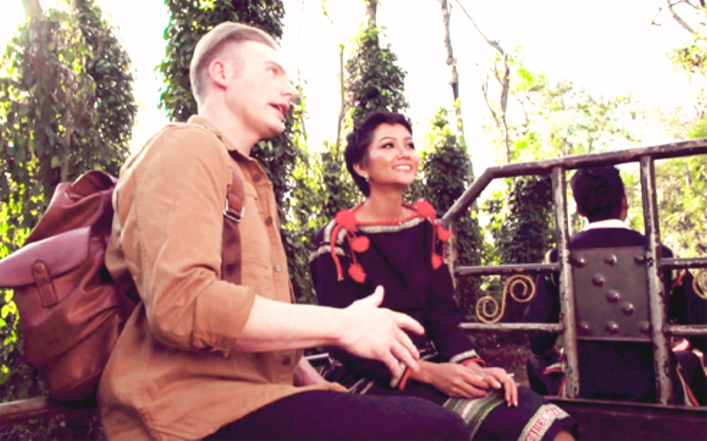 H’Hen Niê cùng Kyo York ngồi xe công nông quảng bá cho cà phê thương hiệu Việt