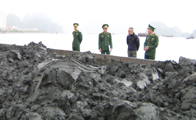 Quảng Ninh: Bắt tàu vận chuyển 900 tấn than bùn không rõ nguồn gốc