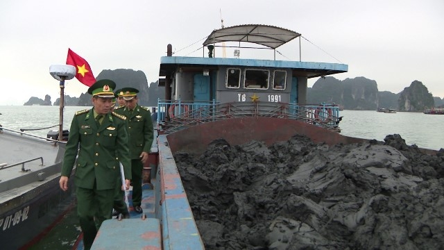 Quảng Ninh: Bắt tàu vận chuyển 900 tấn than bùn không rõ nguồn gốc - Hình 1