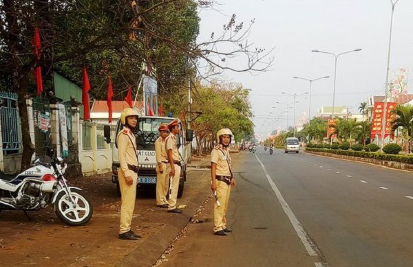 Lực lượng công an không được đeo kính đen, đút tay vào túi khi làm nhiệm vụ