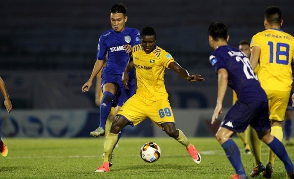 Đánh bại B.Bình Dương trên sân nhà, SLNA trở top đầu BXH