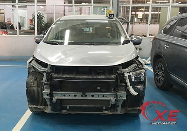 Đạp nhầm chân ga khi lái thử xe ở showroom khiến xe hư hại nặng, khách hàng phải đền 30 triệu