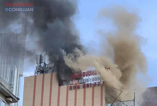 TP. HCM: Cháy lớn tại nhà hàng gần phố đi bộ Nguyễn Huệ - Hình 2