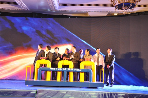 Lễ đón mừng dòng dầu đầu tiên từ mỏ Cá Tầm