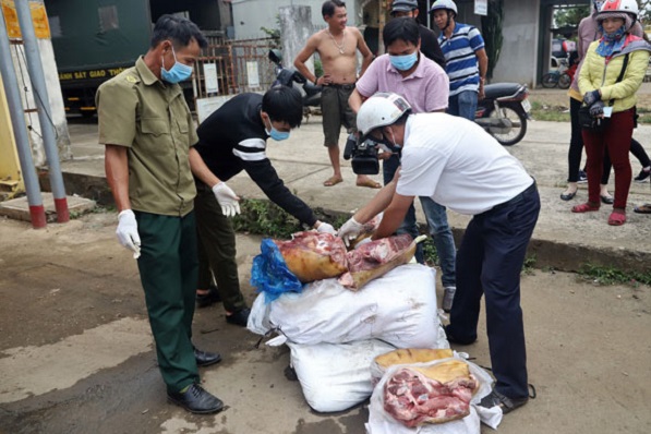 Lâm Đồng: Tiêu hủy 272 kg thịt lợn xuất hiện nấm mốc xanh, không rõ nguồn gốc - Hình 1