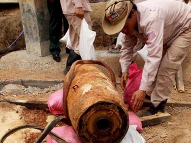 Quảng Bình: Đào móng xây nhà, hoảng hồn phát hiện quả bom nặng hơn 3 tạ - Hình 1