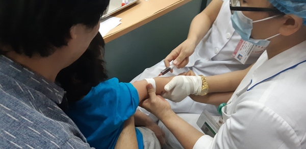 Bắc Ninh: Gần 400 học sinh mầm non nghi bị nhiễm khuẩn ấu trùng sán lợn phải xuống Hà Nội khám - Hình 4