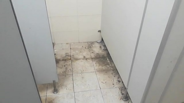Cận cảnh sự nhếch nhác bên trong khu nhà vệ sinh Bệnh viện K Tân Triều - Hình 6