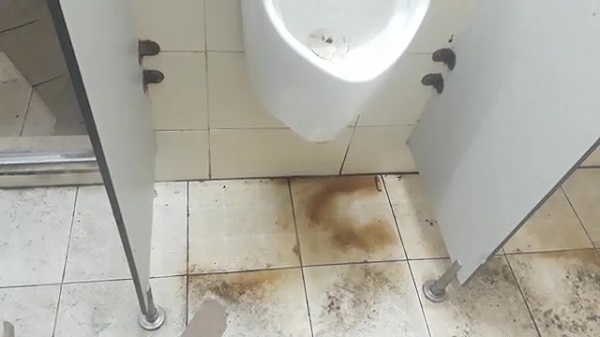 Cận cảnh sự nhếch nhác bên trong khu nhà vệ sinh Bệnh viện K Tân Triều - Hình 6