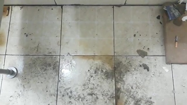 Cận cảnh sự nhếch nhác bên trong khu nhà vệ sinh Bệnh viện K Tân Triều - Hình 5