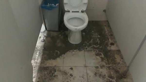 Cận cảnh sự nhếch nhác bên trong khu nhà vệ sinh Bệnh viện K Tân Triều - Hình 3