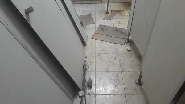 Cận cảnh sự nhếch nhác bên trong khu nhà vệ sinh Bệnh viện K Tân Triều - Hình 4