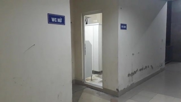 Cận cảnh sự nhếch nhác bên trong khu nhà vệ sinh Bệnh viện K Tân Triều - Hình 2