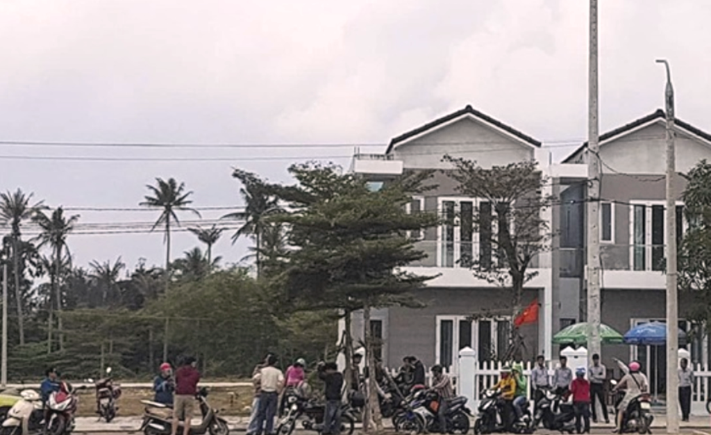 Quảng Nam: Nghi ngờ “bẽ kèo” hàng trăm người dân mua đất kéo đến vây ráp Doanh Nghiệp. - Hình 2