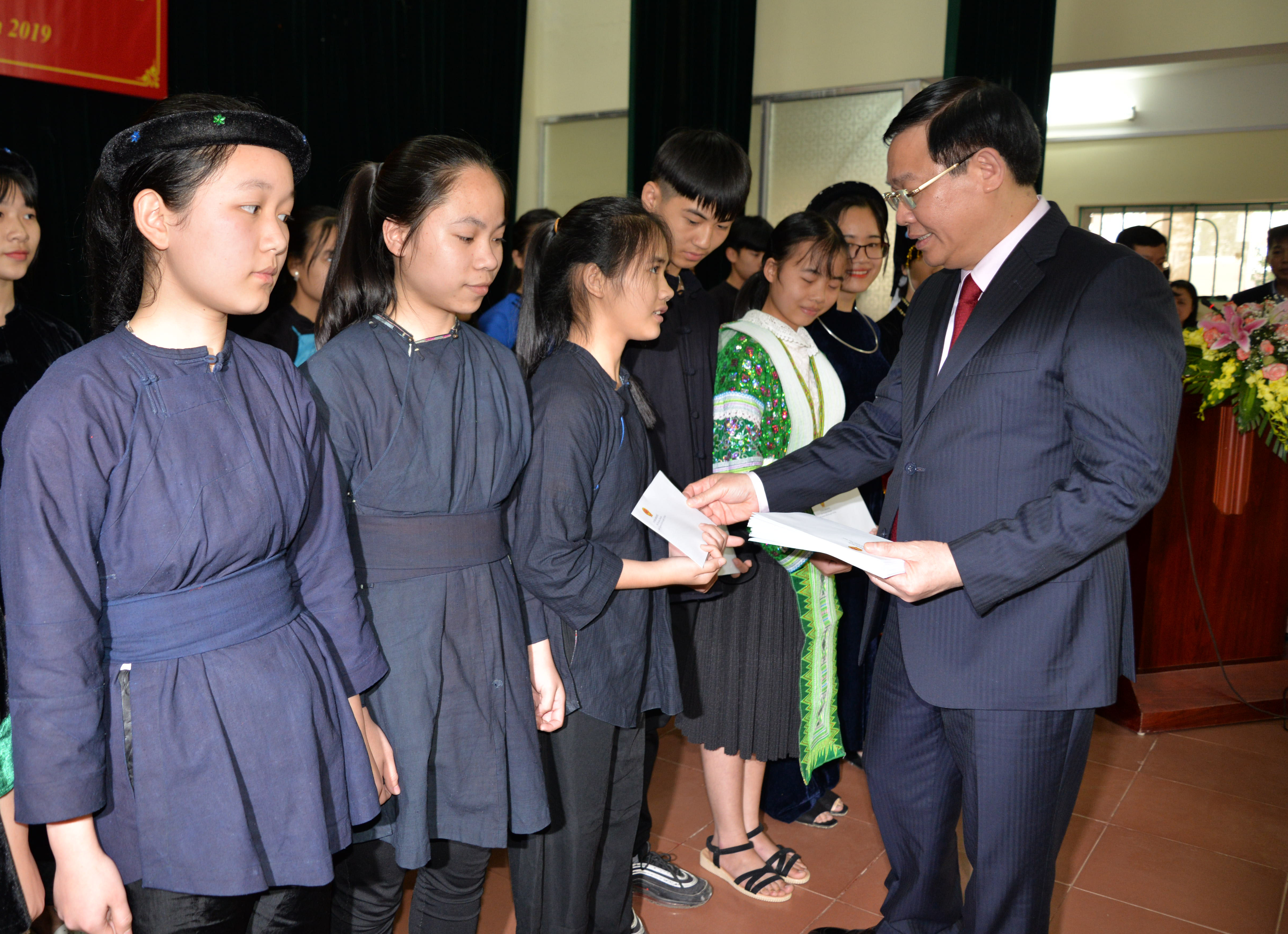 Phó thủ tướng Vương Đình Huệ thăm, làm việc tại tỉnh Cao Bằng - Hình 4