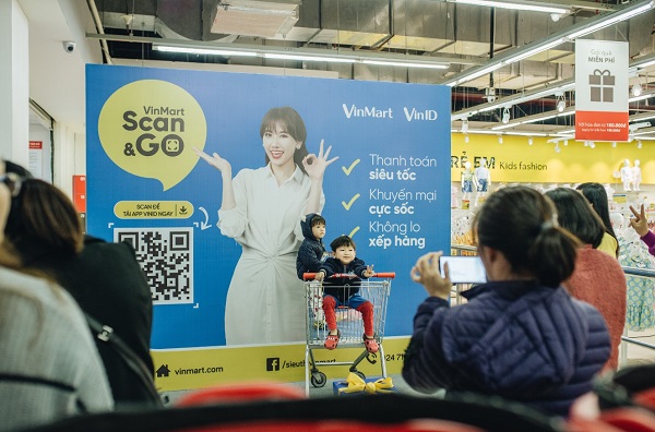 Người tiêu dùng Việt hào hứng trải nghiệm công nghệ mua sắm ‘siêu tốc’ VinMart Scan & Go - Hình 9