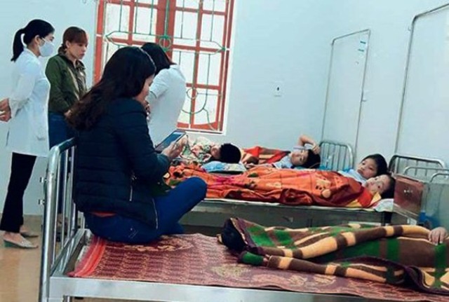Hà Tĩnh: Sau bữa ăn sáng ở cổng trường, 7 học sinh nhập viện cấp cứu - Hình 1