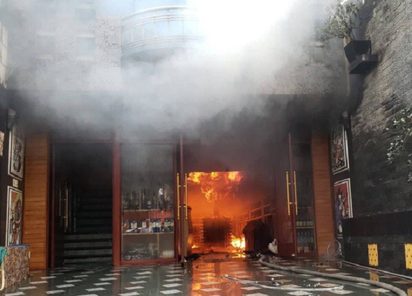 Hải Phòng: Cháy lớn tại khách sạn trên đường Lạch Tray, một nhân viên tử vong - Hình 1