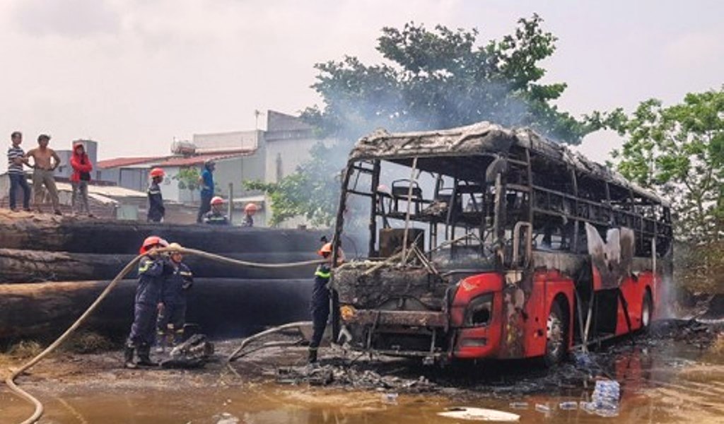 Quảng Nam: Xe khách giường nằm bất ngờ bốc cháy tại bến