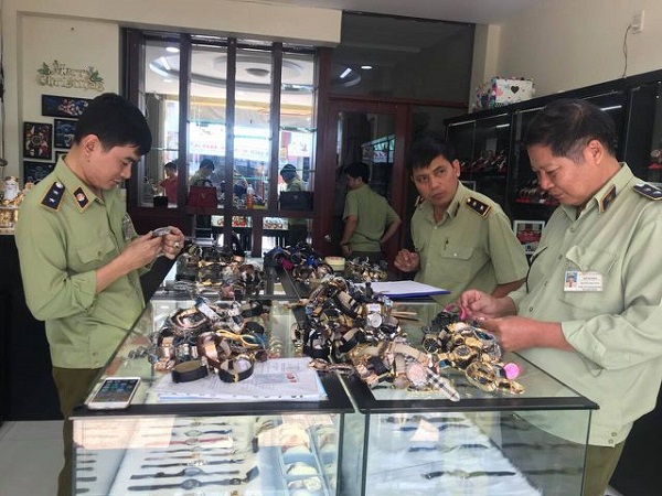 Nha Trang: Thu giữ số lượng “khủng” đồng hồ nhái thương hiệu Rolex, Hublot, Longines - Hình 1