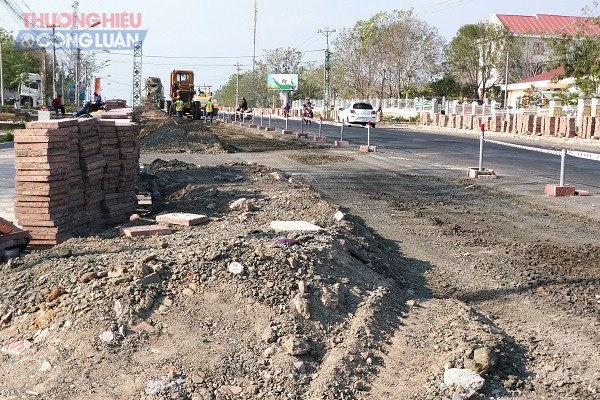 Huyện Ia Pa (Gia Lai): Đường vừa làm xong lại đào bới lên để “chỉnh trang đô thị” (?) - Hình 2