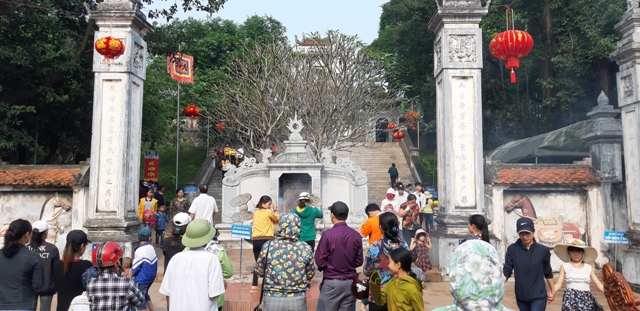 Nghệ An: Hàng vạn du khách thập phương đổ về đền Cuông trẩy hội