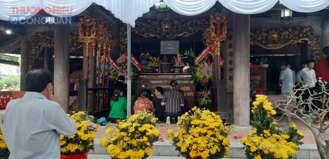 Nghệ An: Hàng vạn du khách thập phương đổ về đền Cuông trẩy hội - Hình 2
