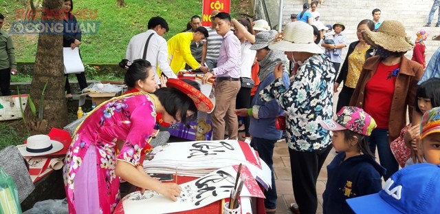Nghệ An: Hàng vạn du khách thập phương đổ về đền Cuông trẩy hội - Hình 6