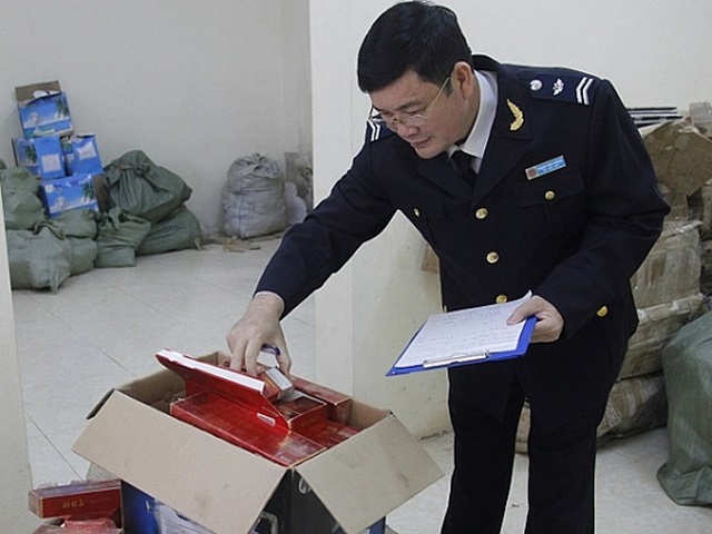 Quảng Ninh: Bắt giữ 1.300 bao thuốc lá nhập lậu - Hình 1