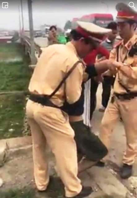 CSGT Thanh Hóa cứu người đàn ông bị ngất bên đường