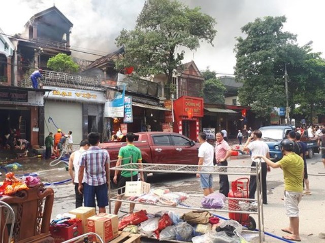 Hà Tĩnh: Ba nhà dân liền kề bị thiêu rụi sau nhiều giờ hỏa hoạn - Hình 2