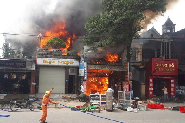 Hà Tĩnh: Ba nhà dân liền kề bị thiêu rụi sau nhiều giờ hỏa hoạn - Hình 1