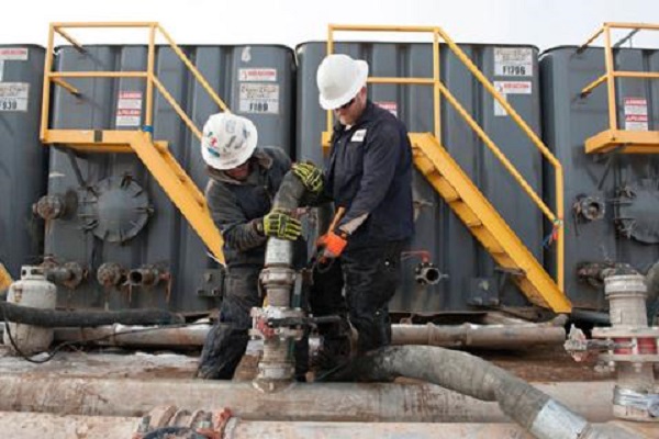 Giá dầu hôm nay 23/3: Điều chỉnh nguồn cung, dầu lao dốc