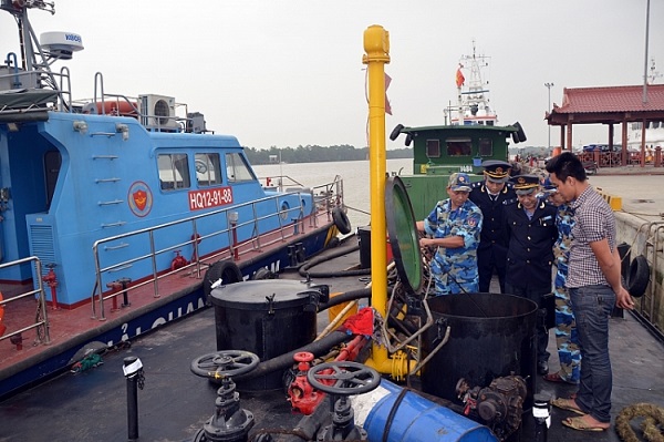Cảnh sát biển và Hải quan Hải Phòng tạm giữ 23.000 lít dầu không rõ nguồn gốc - Hình 1