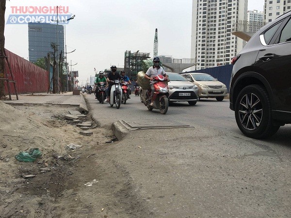 Cận cảnh những hiểm họa trên tuyến đường Phạm Văn Đồng mở rộng - Hình 1