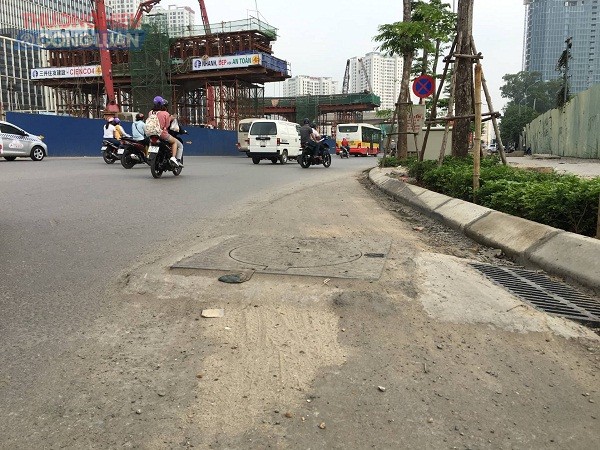 Cận cảnh những hiểm họa trên tuyến đường Phạm Văn Đồng mở rộng - Hình 4