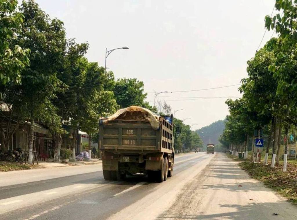 Xã Hòa Ninh (Hòa Vang, Đà Nẵng): Xe chở đất lộng hành - dân kêu trời vì bụi