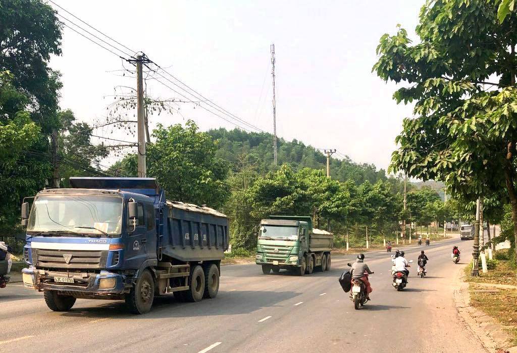 Xã Hòa Ninh (Hòa Vang, Đà Nẵng): Xe chở đất lộng hành - dân kêu trời vì bụi - Hình 2